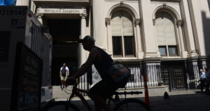 Para cumplir la meta con el FMI, el Banco Central tiene que comprar US$ 1.250 millones por mes hasta finales de 2027 Para cumplir la meta con el FMI, el Banco Central tiene que comprar US$ 1.250 millones por mes hasta finales de 2027 imagen-3