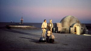 Hace 50 años se empezó a cambiar la historia del cine: tras pelearse con casi todos los estudios, George Lucas se despertó en el desierto para rodar ‘Star Wars’ Hace 50 años se empezó a cambiar la historia del cine: tras pelearse con casi todos los estudios, George Lucas se despertó en el desierto para rodar ‘Star Wars’ imagen-4