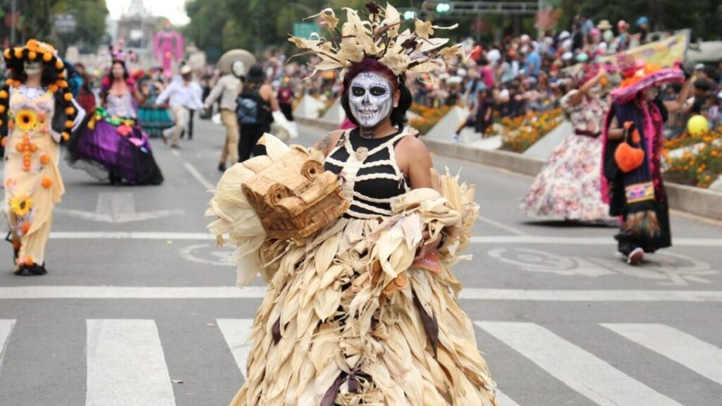 El desfile del Día de los Muertos en CDMX apenas tiene 10 años de antigüedad: existe por culpa de una película de acción de Hollywood imagen-4