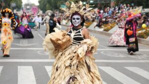 El desfile del Día de los Muertos en CDMX apenas tiene 10 años de antigüedad: existe por culpa de una película de acción de Hollywood imagen-116