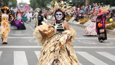 El desfile del Día de los Muertos en CDMX apenas tiene 10 años de antigüedad: existe por culpa de una película de acción de Hollywood El desfile del Día de los Muertos en CDMX apenas tiene 10 años de antigüedad: existe por culpa de una película de acción de Hollywood imagen-6