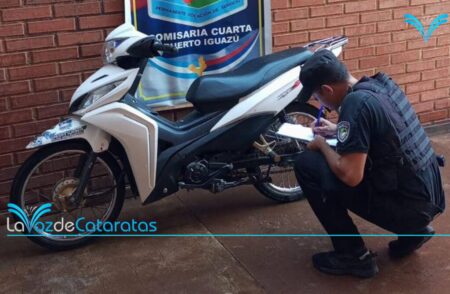 Chocó, abandonó la moto y huyó: el vehículo tenía pedido de secuestro por robo imagen-124