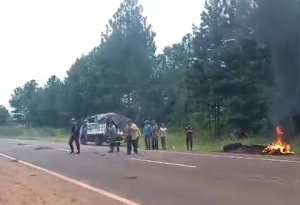 Productores y tareferos se unen y cortan rutas en protesta contra el Gobierno nacional por la desregulación de la yerba mate y los bajos salarios imagen-7