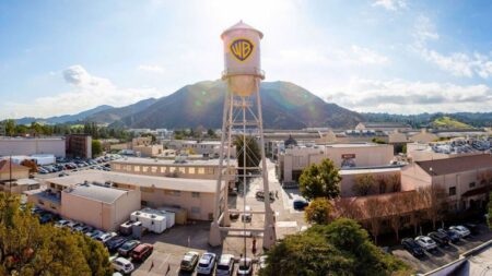 Miles de estrellas avisan de que Hollywood está en peligro: "las fusiones significan menos películas y menos series de televisión" imagen-111