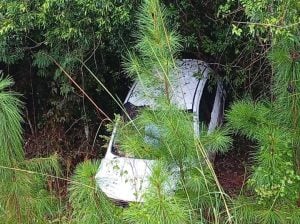 Santa Ana | Un hombre perdió el control de su vehículo, despistó y terminó en una zanja   imagen-7