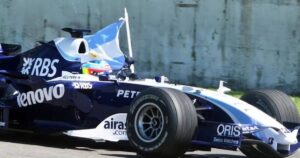 A la espera de Colapinto, el último argentino que giró con un Fórmula 1 en el país perdió contra un auto de calle imagen-1