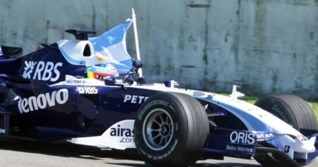 A la espera de Colapinto, el último argentino que giró con un Fórmula 1 en el país perdió contra un auto de calle imagen-18