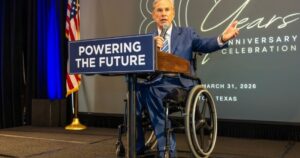 ¿Greg Abbott pudo caminar en algún momento después de su accidente?: cómo fue su carrera hasta ser gobernador y de qué manera enfrenta su discapacidad imagen-3