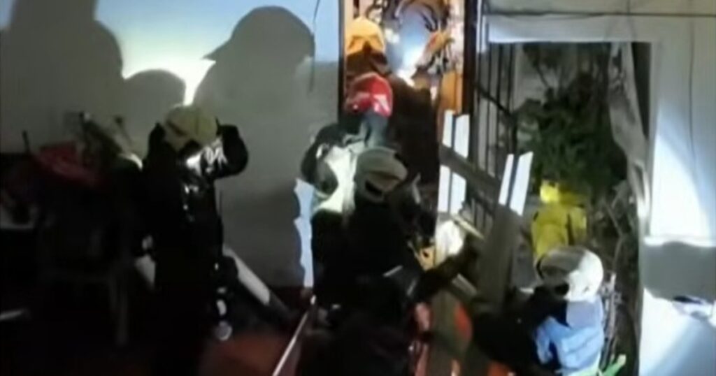 Tragedia en Villa Crespo: un hombre de 85 años murió carbonizado por un incendio en su departamento imagen-100