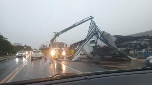 Brasil | Vientos, granizo y lluvias intensas causaron destrozos en Santa Catarina, derribaron un camión y volaron techos imagen-7
