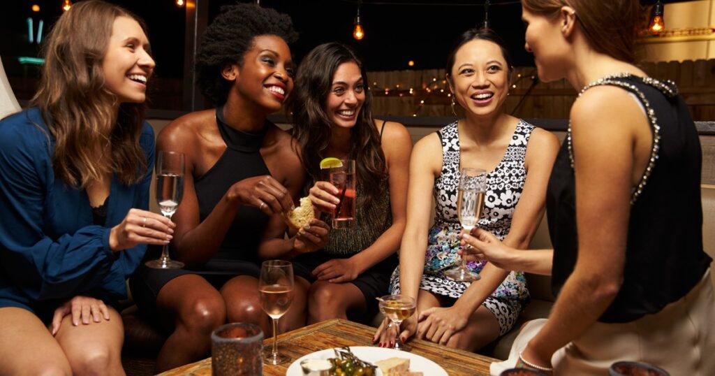 La psicología dice que las personas más solitarias en una habitación suelen ser las más hábiles socialmente porque aprendieron desde temprana edad a simular conexiones en lugar de sentirlas imagen-99