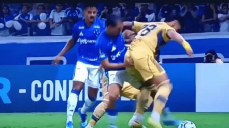 No se vio: el desagradable gesto del volante de Cruzeiro con Bareiro antes de su expulsión en Boca - TyC Sports imagen-7