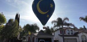 Un globo cayó en el patio de una casa y todo quedó grabado imagen-2