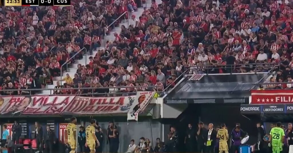 Video: los hinchas de Estudiantes silbaron las pausas de hidratación ante Cusco imagen-39