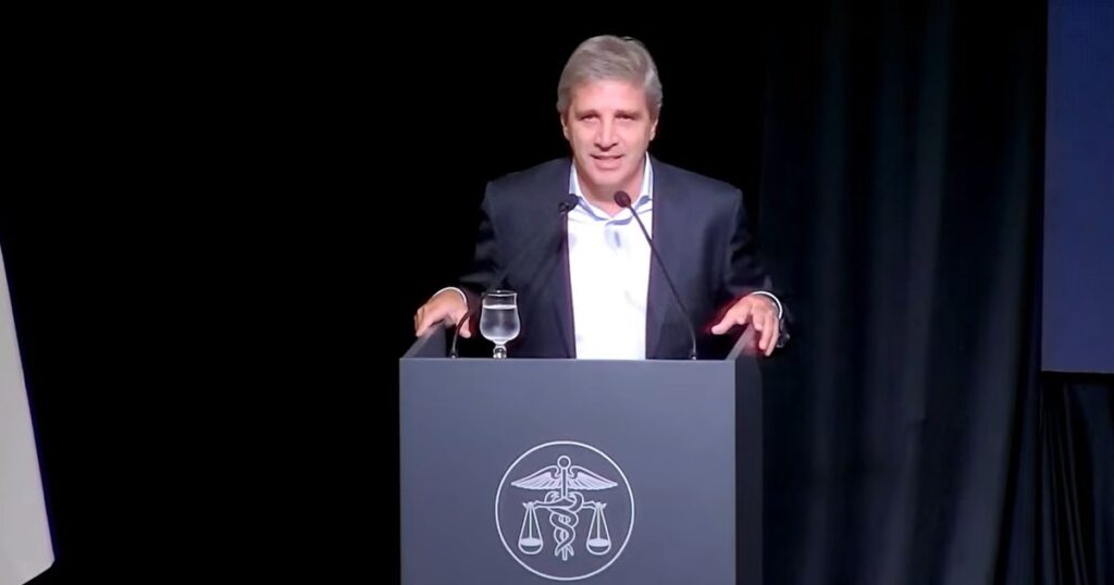 "Me dan ganas de cagarlos a patadas en el culo": el exabrupto de Caputo contra los economistas que piden devaluar imagen-99