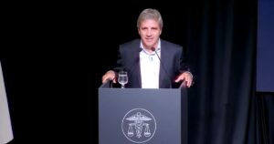 "Me dan ganas de cagarlos a patadas en el culo": el exabrupto de Caputo contra los economistas que piden devaluar imagen-3