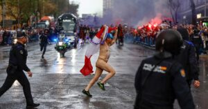 Video: ¡apareció un hincha desnudo en la llegada del Real Madrid al Santiago Bernabéu! Video: ¡apareció un hincha desnudo en la llegada del Real Madrid al Santiago Bernabéu! imagen-2