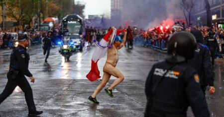 Video: ¡apareció un hincha desnudo en la llegada del Real Madrid al Santiago Bernabéu! imagen-17