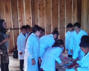 A la espera de la creación del aula satélite, niños de San Isidro reciben clases de apoyo escolar imagen-3