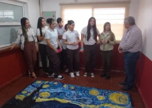 Estudiantes de Iguazú recrearon “La noche estrellada” con materiales reciclados y la donaron al municipio imagen-1