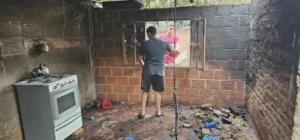 Cruzada solidaria en Jardín América para ayudar a Daniel y sus siete hijos que perdieron todo imagen-1