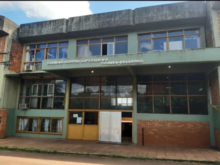 Tras las amenazas virales, ingreso sin mochilas y con presencia policial en la Normal de Montecarlo imagen-9