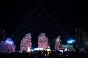 Bajo un cielo que se abrió, comenzó la Misa de las Misiones con una multitud reunida en fe  imagen-2