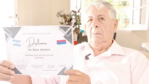 A los 80 años, Antonio terminó la primaria y pudo aprender a leer imagen-1