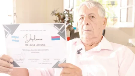 A los 80 años, Antonio terminó la primaria y pudo aprender a leer imagen-4