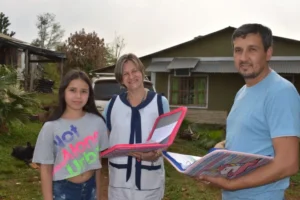 Padres y exalumnos reconocieron la trayectoria de dos docentes en colonia Siete Estrellas imagen-3