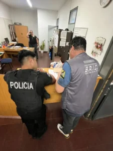 Pintadas amenazantes en Posadas: allanaron una escuela y una vivienda; secuestraron celulares imagen-2