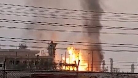 Irán denunció un ataque israelí-estadounidense cerca de una central nuclear y respondió con bombas racimo sobre Israel Irán denunció un ataque israelí-estadounidense cerca de una central nuclear y respondió con bombas racimo sobre Israel imagen-4