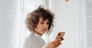 La psicología sugiere que las personas que navegan por las redes pero nunca publican ni comentan no son pasivas; sólo es una elección más deliberada de lo que la mayoría jamás se planteó imagen-4