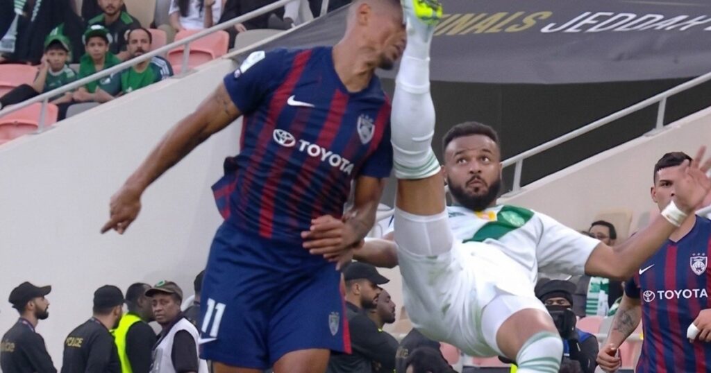 Video: la tremenda patada que desmayó a un jugador y lo mandó al hospital imagen-5