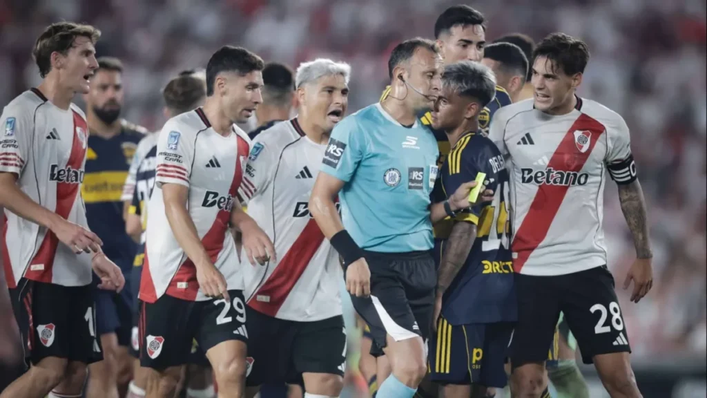La explicación de Herrera sobre por qué no fue penal para River y el reclamo de Martínez Quarta: "Va a chocarme" - TyC ... imagen-39