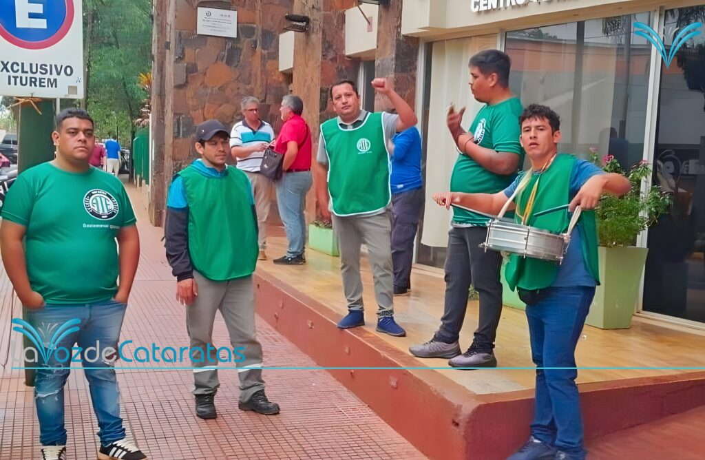 Trabajadores municipales de Iguazú reclaman urgente recomposición salarial y anuncian asambleas imagen-68