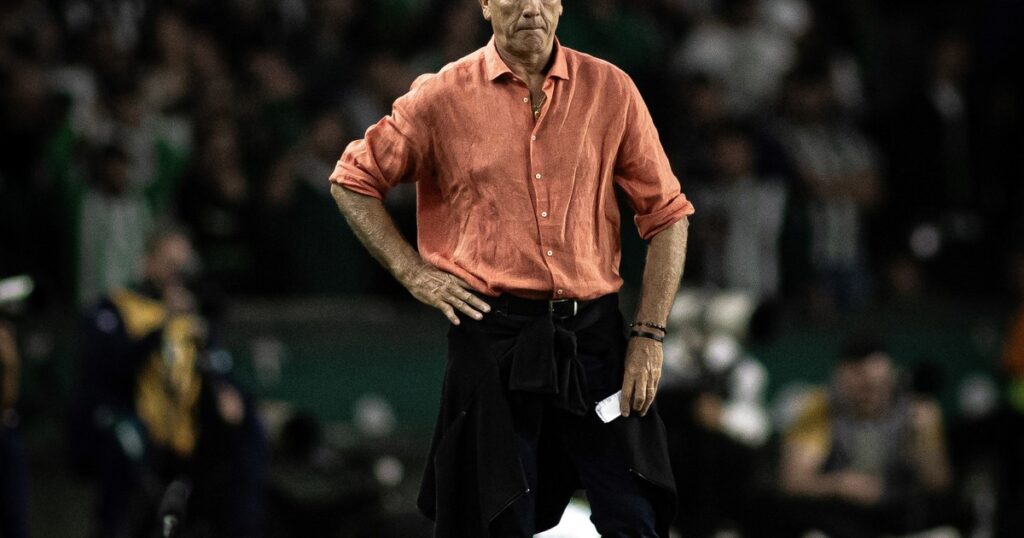 Pese a cuidar con Barracas, Vasco empató con un ascendido y su DT se defendió: «No soy un mago» Pese a cuidar con Barracas, Vasco empató con un ascendido y su DT se defendió: "No soy un mago" imagen-5