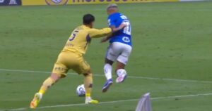 La extraña reacción de Paredes que le generó una amarilla a los seis minutos imagen-1