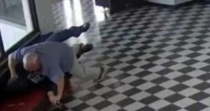 El director de una escuela de Oklahoma evitó una masacre: se abalanzó sobre un joven armado y frustró un ataque a los estudiantes imagen-4