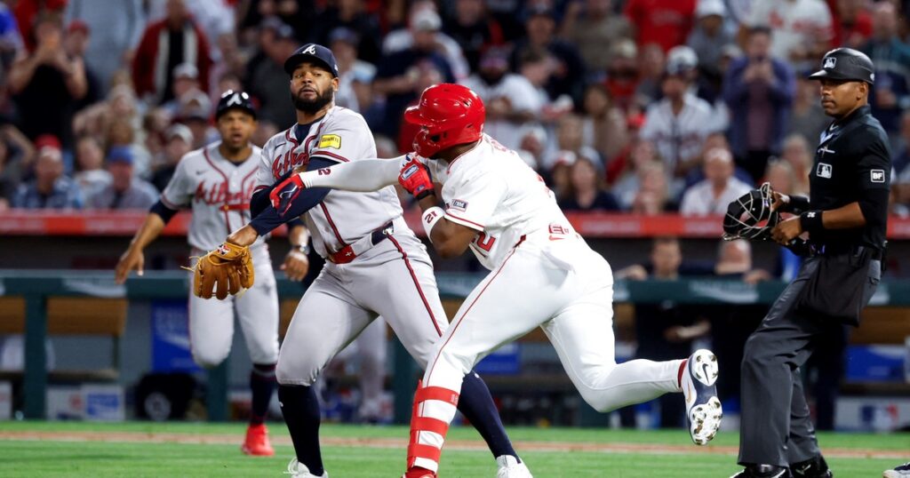 Escándalo en el béisbol la MLB: pelotazo y pelea feroz en Angels vs. Braves imagen-42