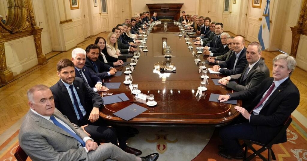 Milei habilita por decreto adelantos de coparticipación para 12 provincias, urgidas de fondos frescos para pagar salarios imagen-100