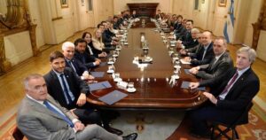 Milei habilita por decreto adelantos de coparticipación para 12 provincias, urgidas de fondos frescos para pagar salarios imagen-4