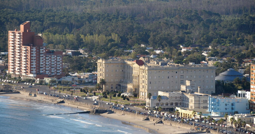 El balneario uruguayo con un hotel de lujo icónico que les rinde homenaje a los argentinos imagen-96