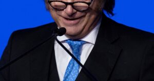 Milei manipula una bomba de racimo imagen-3
