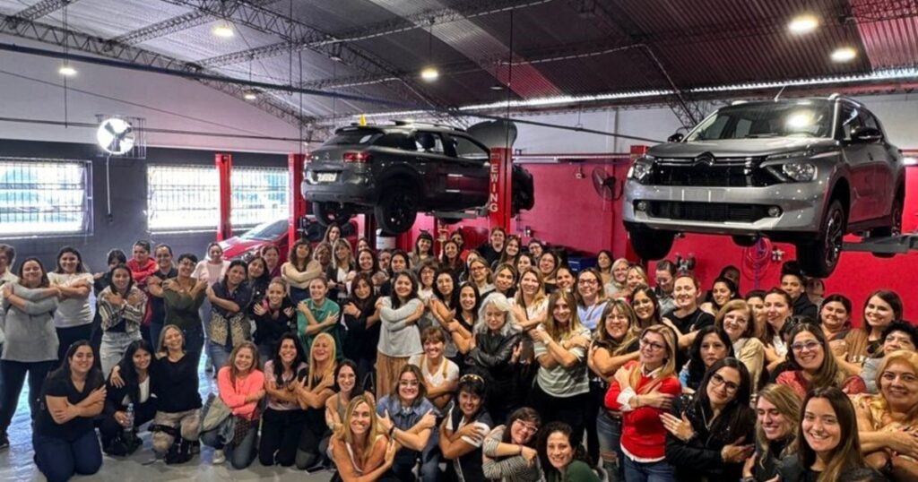 Creó una comunidad de conductoras que las ayuda a perder el miedo: «Manejar te permite hacer de todo» Creó una comunidad de conductoras que las ayuda a perder el miedo: "Manejar te permite hacer de todo" imagen-100