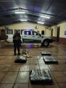 Incautaron más de 131 kilos de marihuana arrojados desde una canoa en la costa del Paraná imagen-1