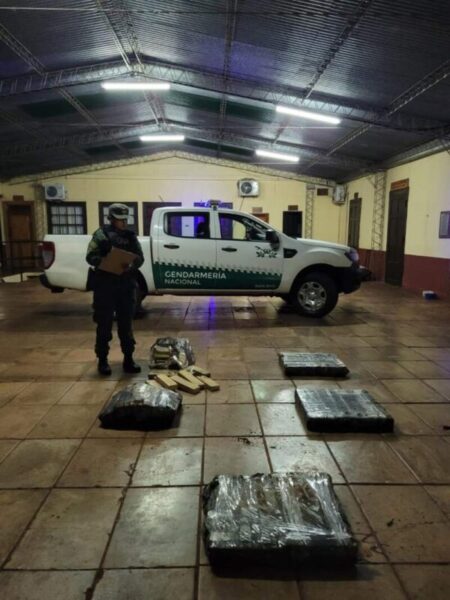 Incautaron más de 131 kilos de marihuana arrojados desde una canoa en la costa del Paraná imagen-13