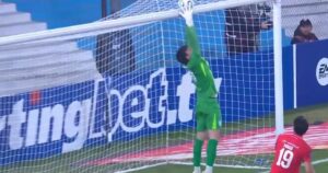 El blooper del arquero de Racing que lo elimina de la Copa Sudamericana: ¿era falta del delantero de Caracas? imagen-3