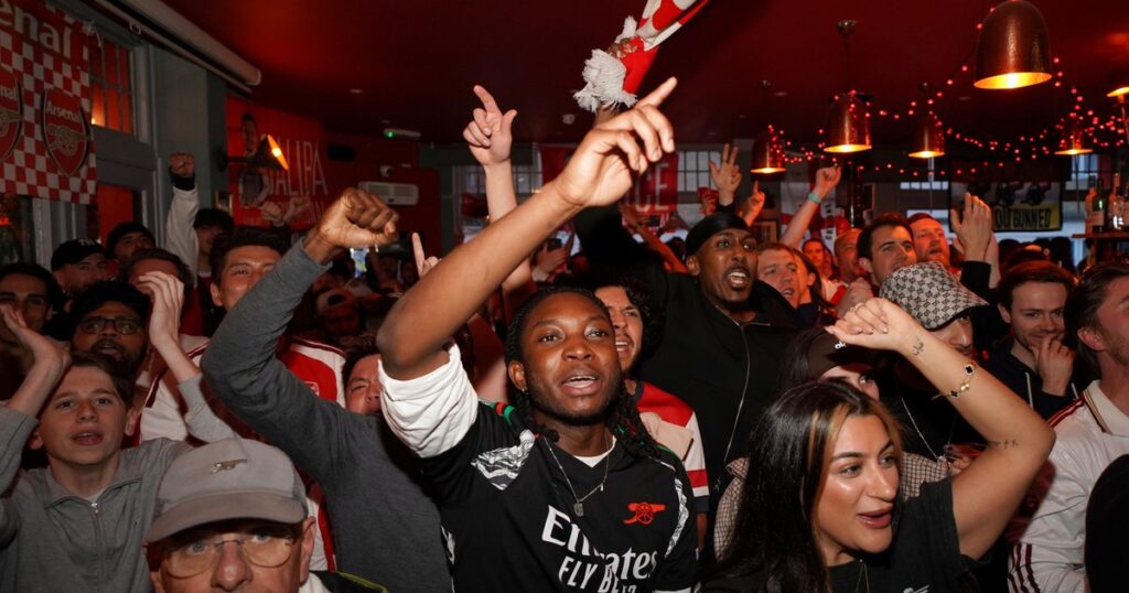 Arsenal campeón de Premier League tras 22 años imagen-38