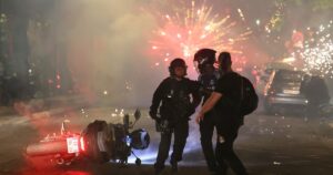 Caos en los festejos del PSG bicampeón de Champions: un muerto, más de 400 detenidos y encuentro con el presidente de Francia imagen-1